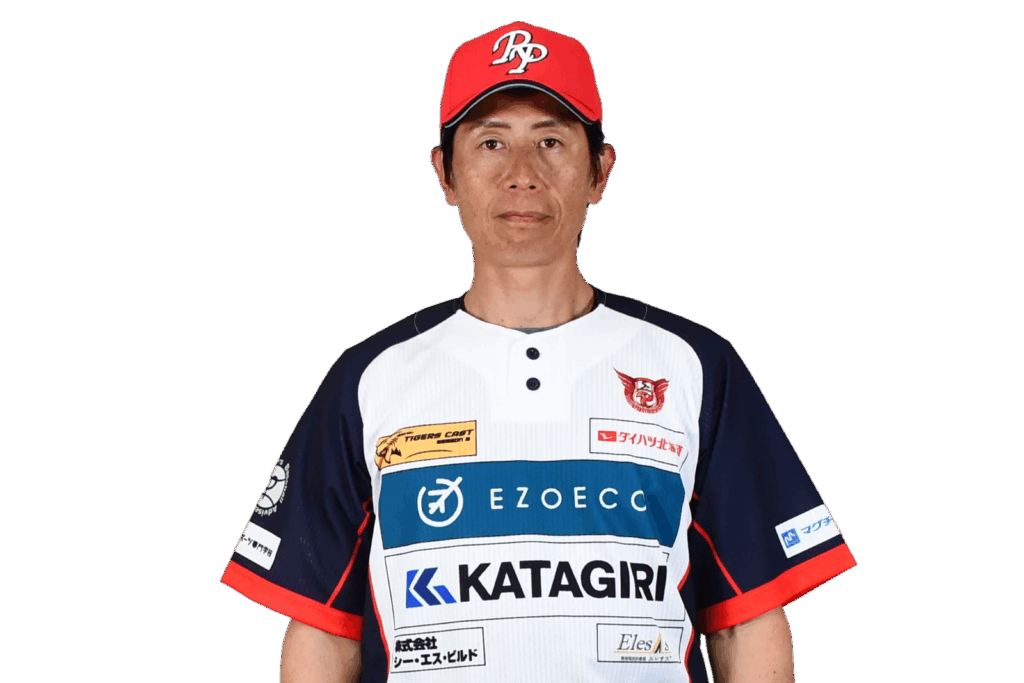 背番号99の的場　寛一監督がユニフォーム姿で正面を向いている